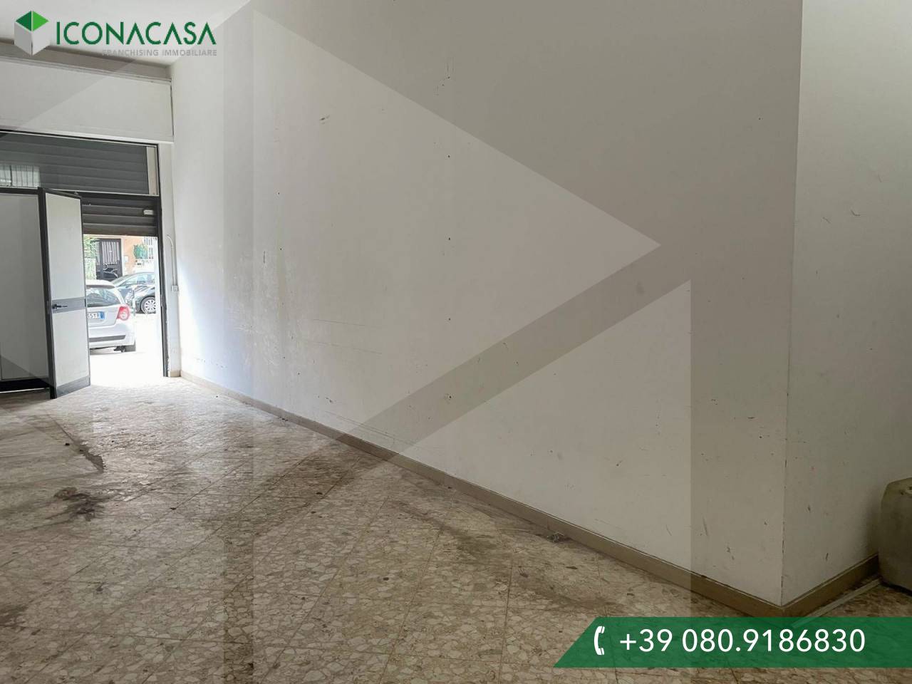 2 rooms Commercial property in Bari, Italy No. 24762
