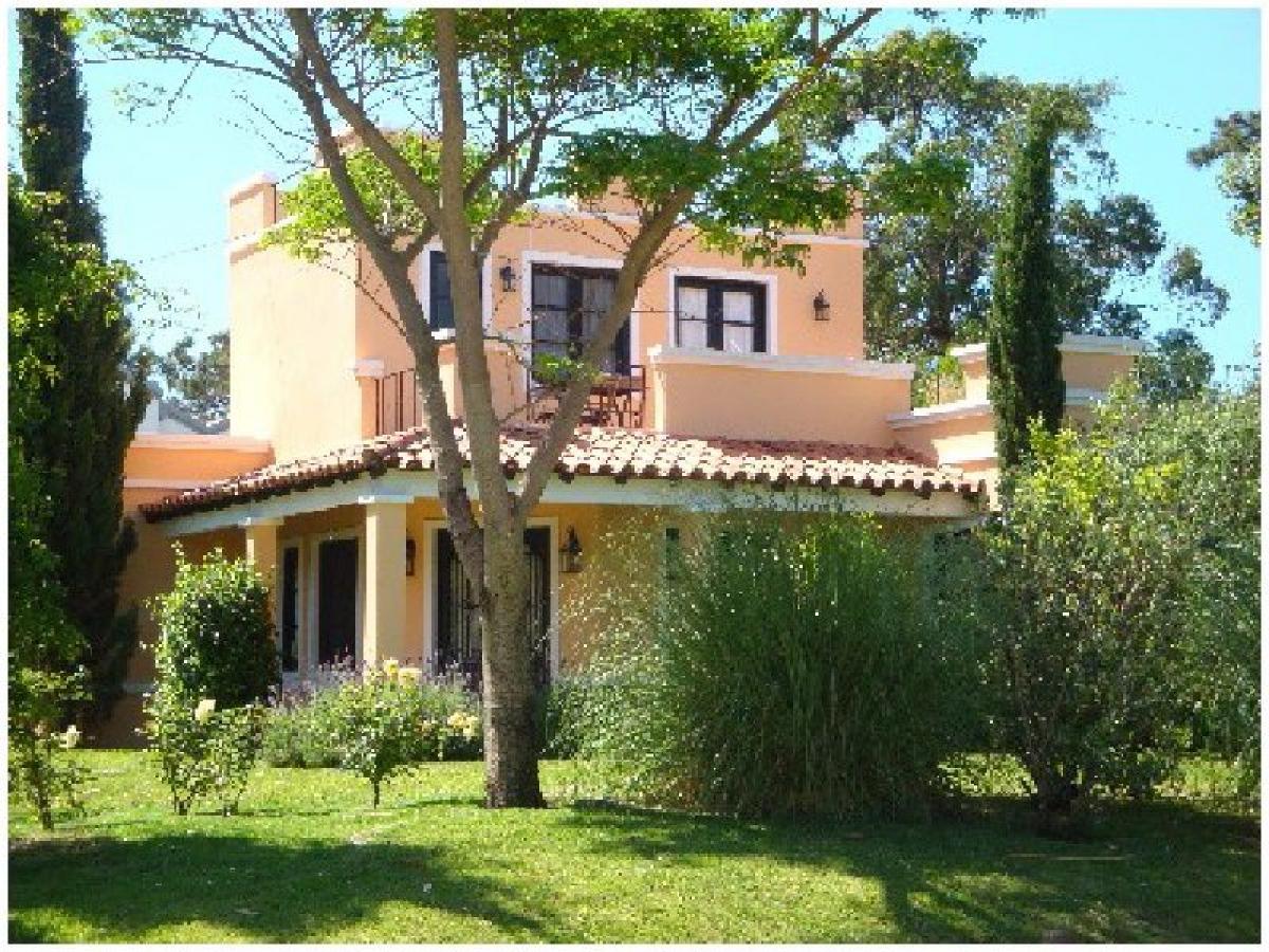 Casa de 2 dormitorios en Maldonado, Uruguay No. 2510