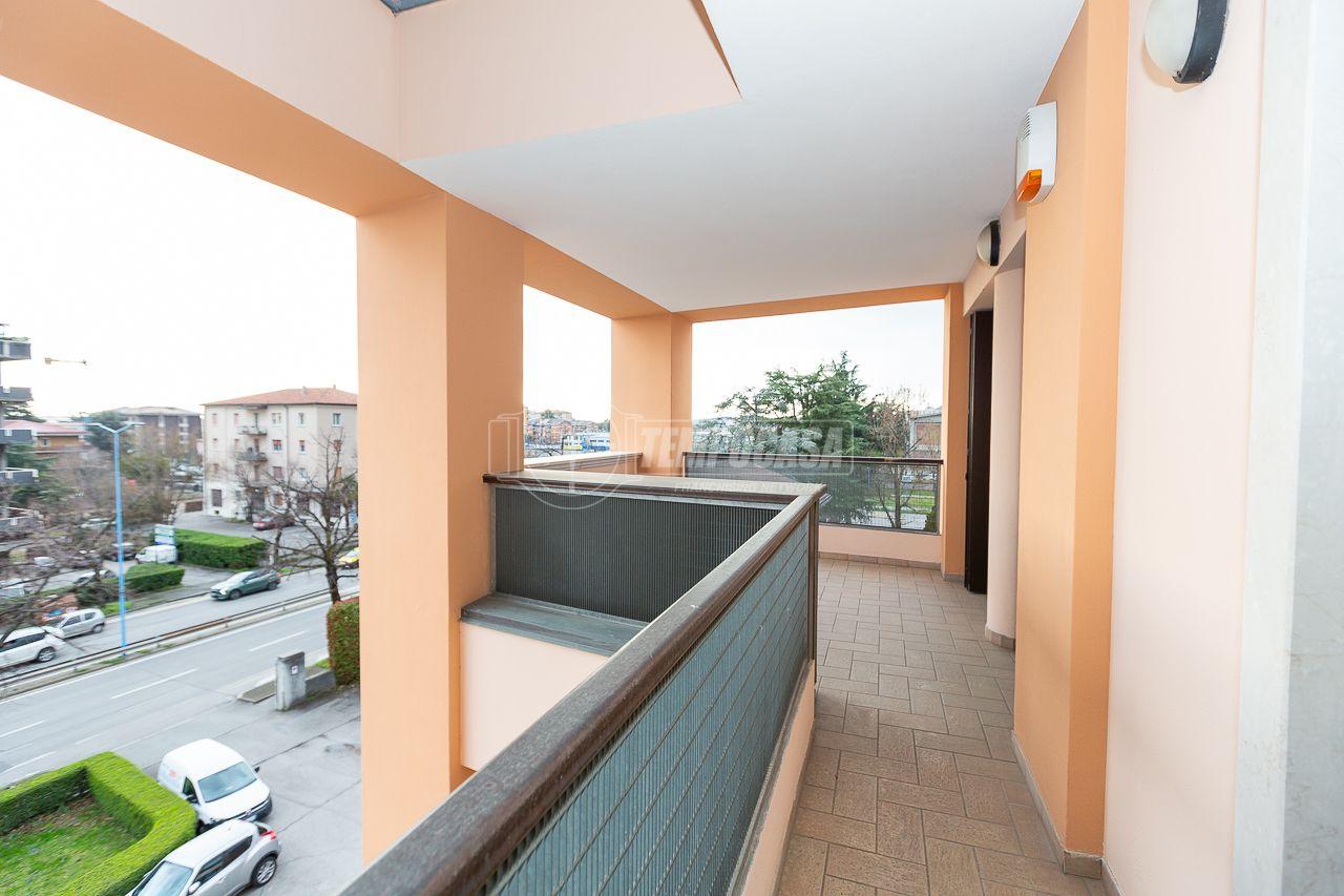 3 rooms Apartment in Brescia, Italy No. 235425