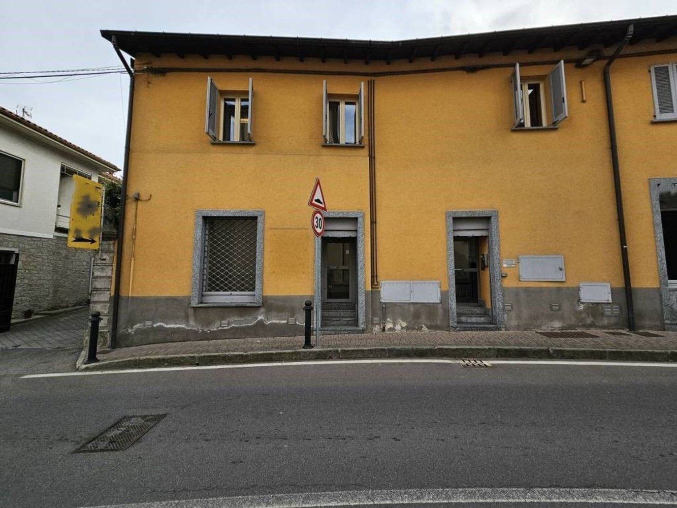 Коммерческая недвижимость 110м² в Ераго кон Ораго, Италия № 237067