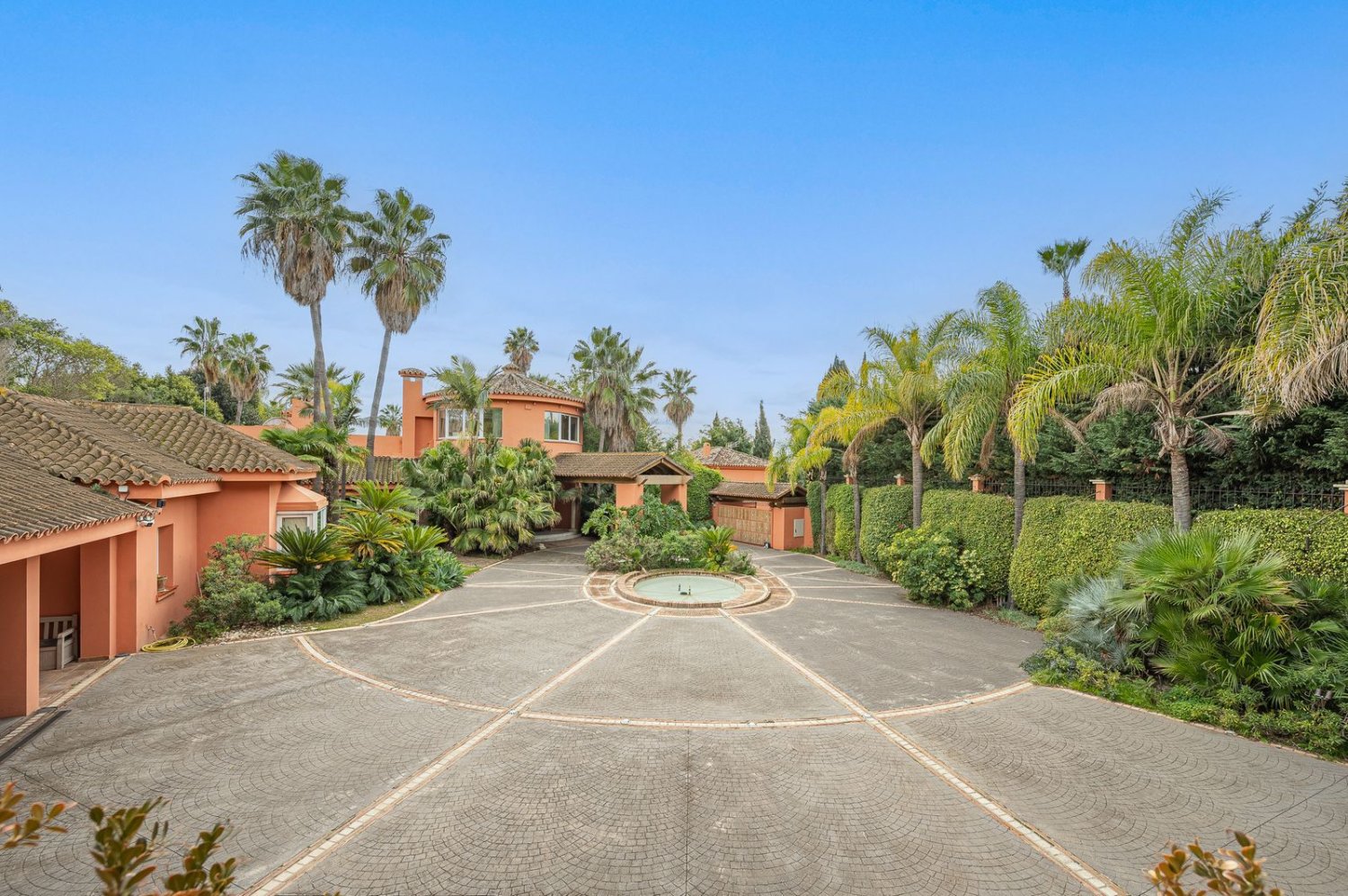 4 bedrooms Villa in Marbella, Spain No. 47939