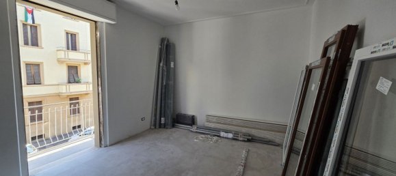 3 rooms Apartment in Florence, Italy No. 259930 2