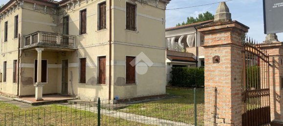 5 rooms Villa in Due Carrare, Italy No. 122889 2