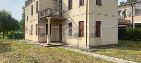 5 rooms Villa in Due Carrare, Italy No. 122889 3