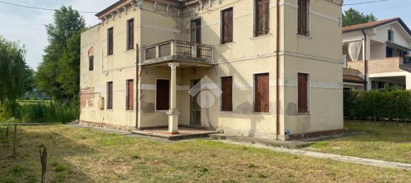 5 rooms Villa in Due Carrare, Italy No. 122889 4