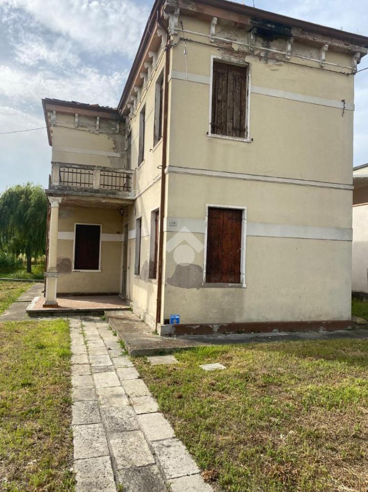 5 rooms Villa in Due Carrare, Italy No. 122889