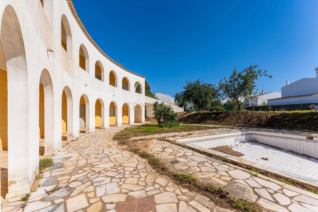 365m² Commercial property in Quarteira, Portugal No. 236243