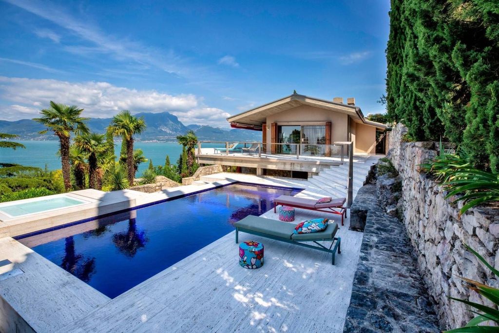 Villa de 3 dormitorios en Torri del Benaco, Italy No. 60389