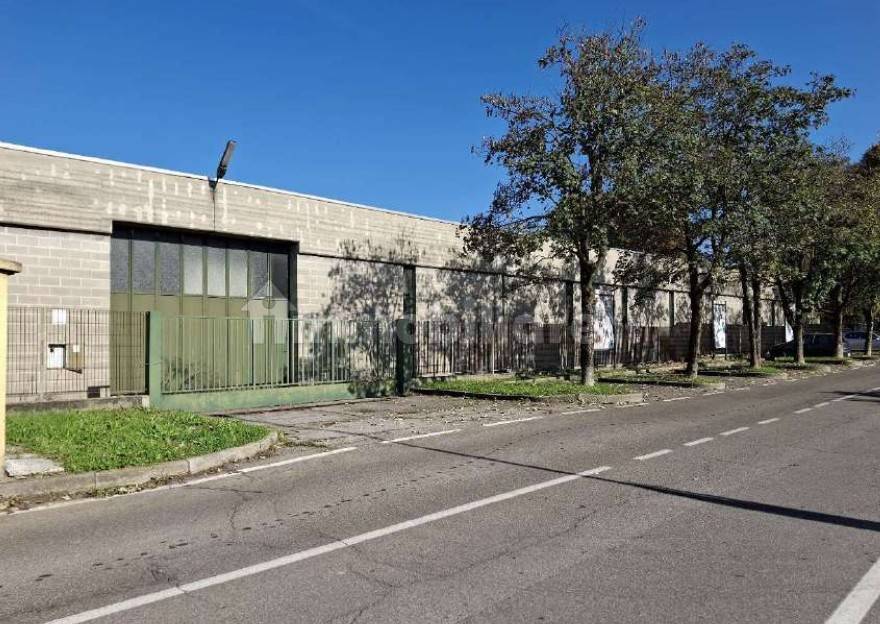 1 room Warehouse in Como, Italy No. 266584