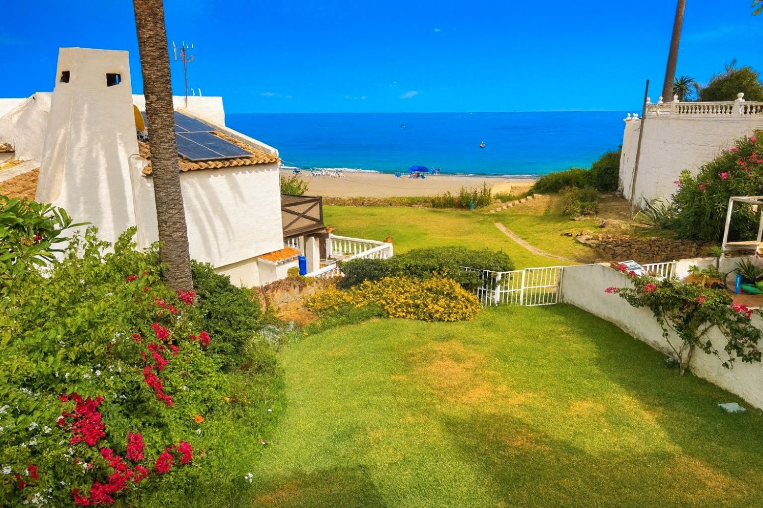 5 bedrooms Townhouse in Estepona, Spain No. 195015