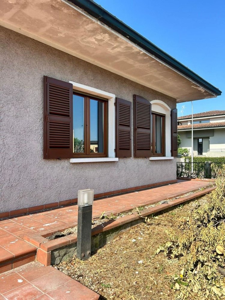 3 bedrooms Villa in Verolavecchia, Italy No. 393377