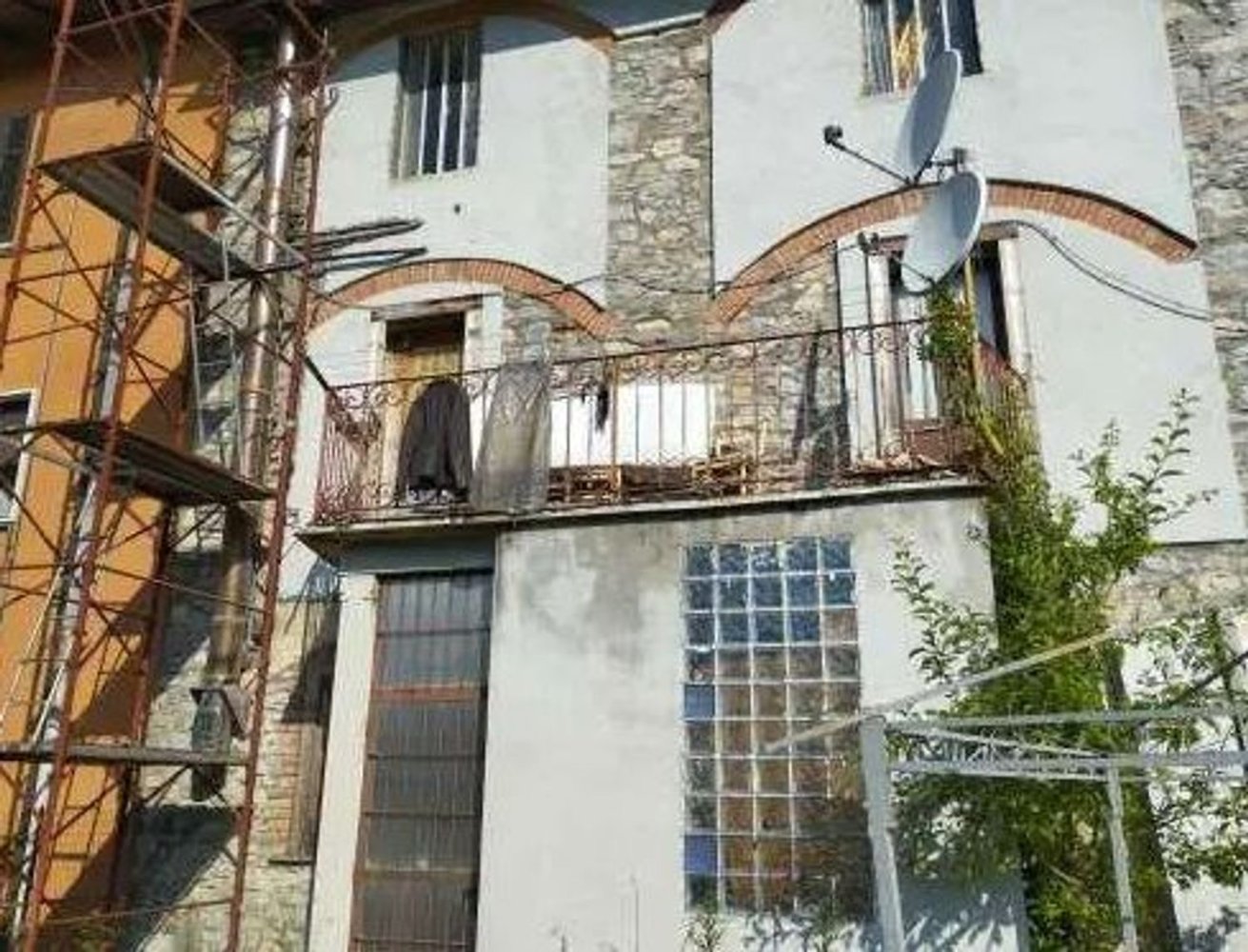 6 rooms House in Cocquio-Trevisago, Italy No. 270240