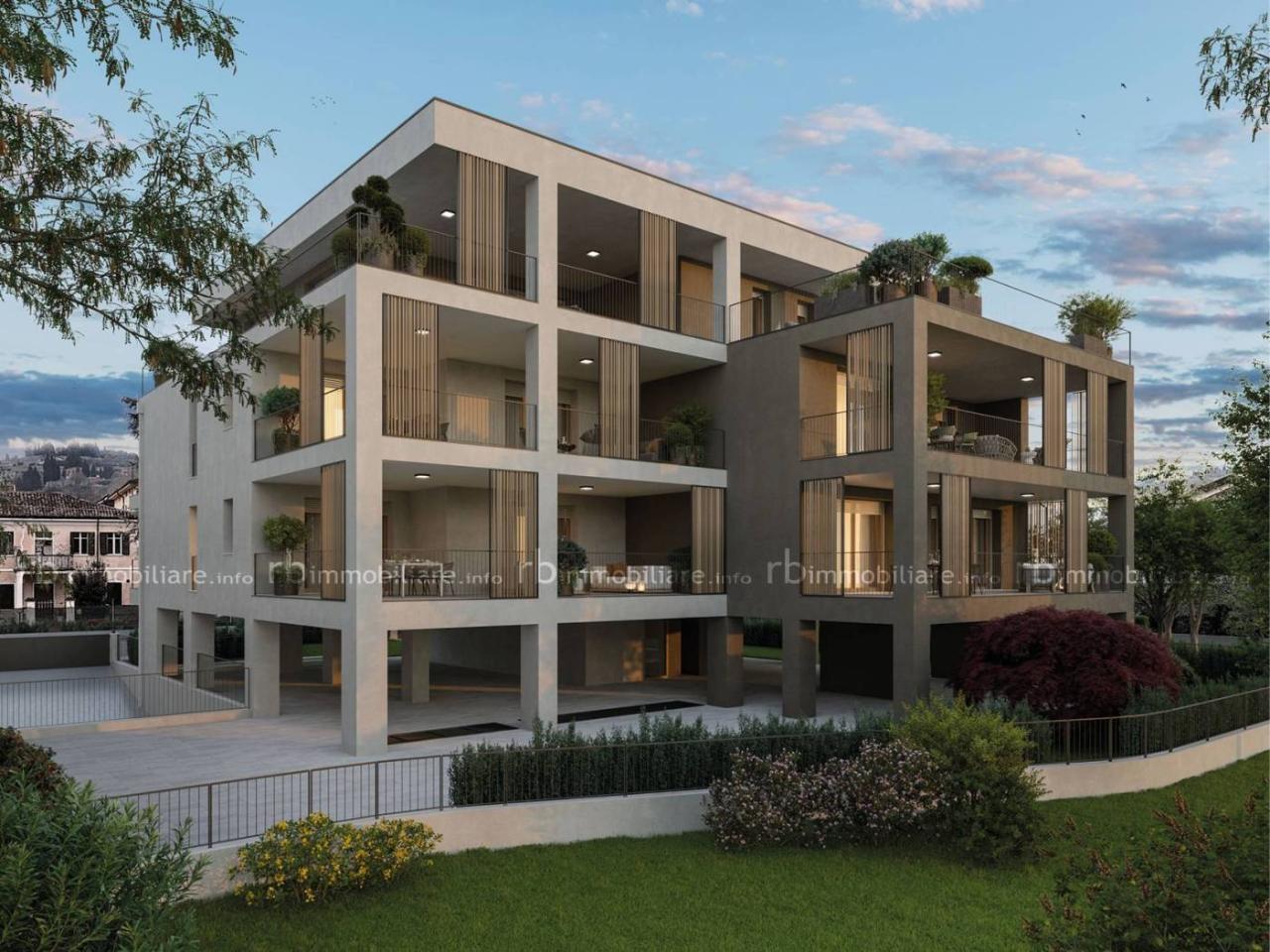 5 rooms Apartment in Verona, Italy No. 36105