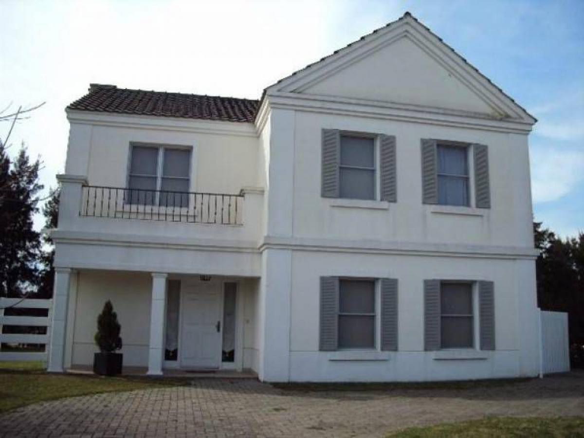 3 bedrooms House in Berazategui, Argentina No. 73247