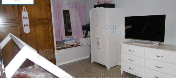 10 rooms Apartment in Rome, Italy No. 33314 4