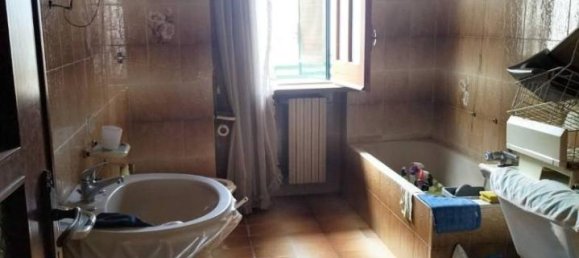 3-salle Appartement à Terzigno, Italy No. 19701 22