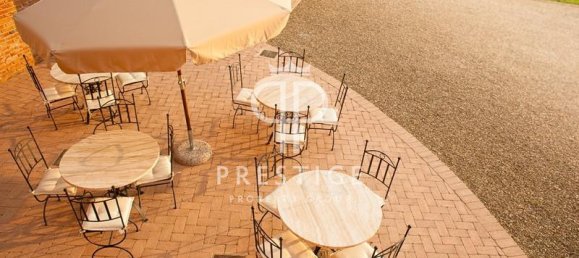 Отель, гостиница с 12 спальнями в Лучиньяно, Италия № 174885 18