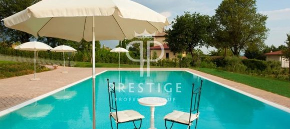 Отель, гостиница с 12 спальнями в Лучиньяно, Италия № 174885 3