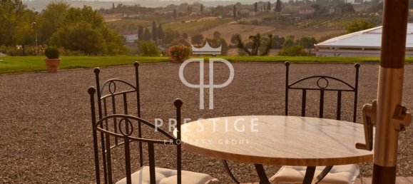 Отель, гостиница с 12 спальнями в Лучиньяно, Италия № 174885 8