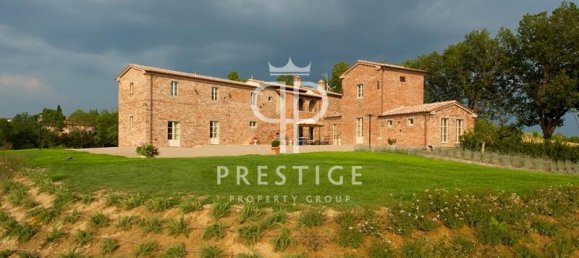 Отель, гостиница с 12 спальнями в Лучиньяно, Италия № 174885 4