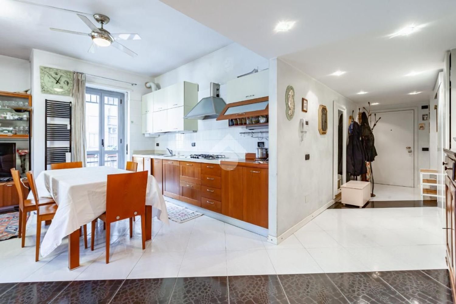 3 rooms Apartment in Milan, Italy No. 245037