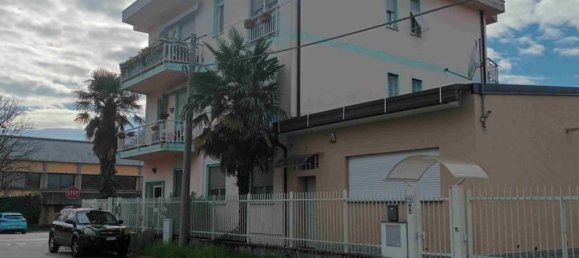 5-salle Appartement à Meda, Italy No. 8510 36