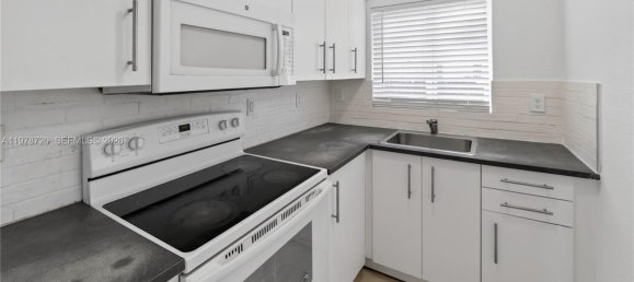 4 Schlafzimmer Doppelhaus in Miami, USA, Nr. 615086 30