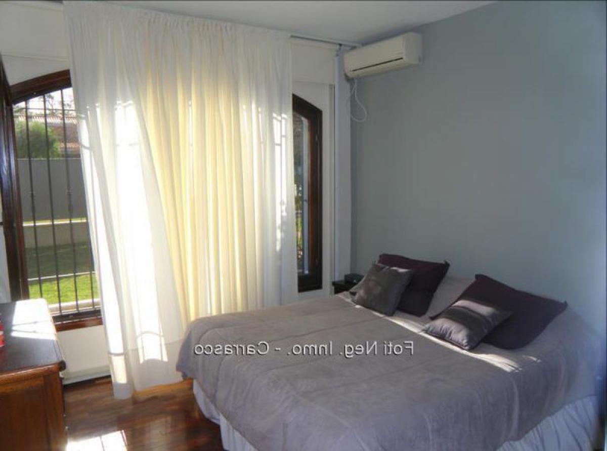 3 bedrooms House in Montevideo, Uruguay No. 2011