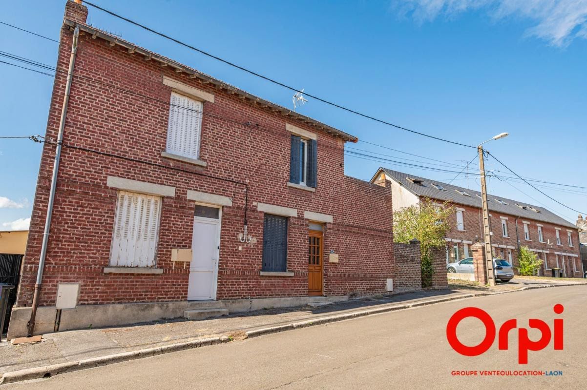  Castillos de 6 habitaciónes en Tergnier, France No. 288444