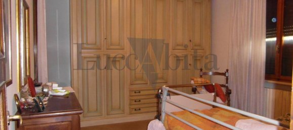 5 bedrooms Villa in Lucca, Italy No. 13878 10