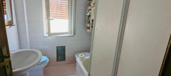 4-salle Appartement à Torre Annunziata, Italy No. 17802 11