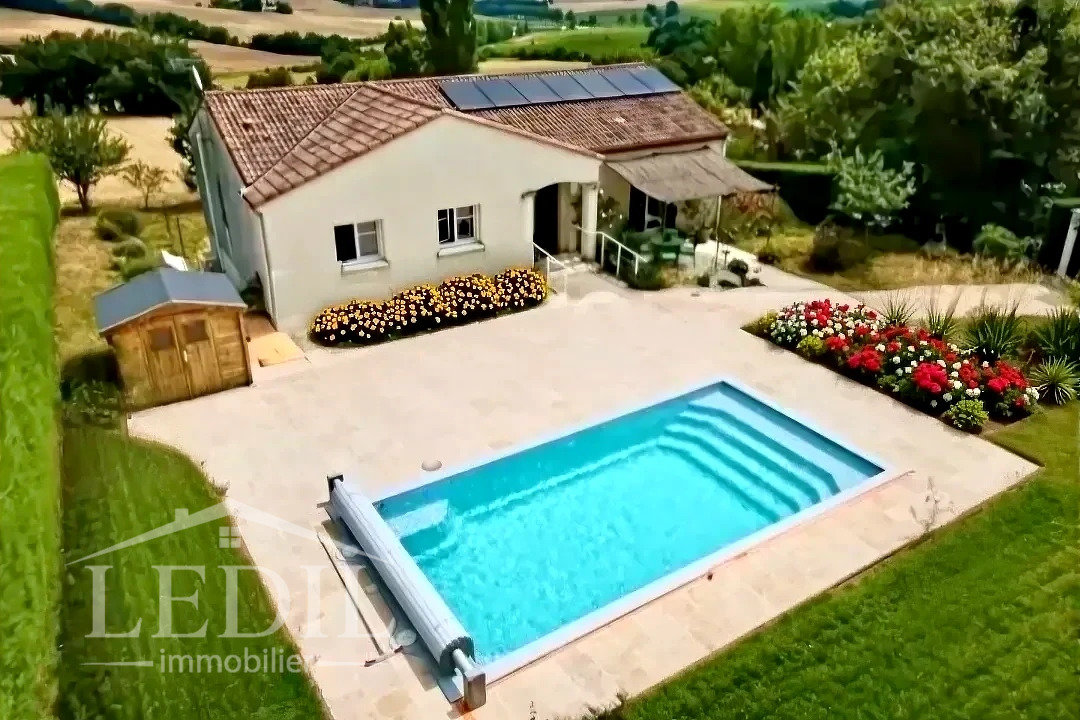 5 bedrooms House in Moncaut, France No. 101869