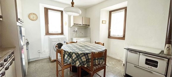 Дом с 7 комнатами в Прата Кампортаччо, Италия № 168073 33