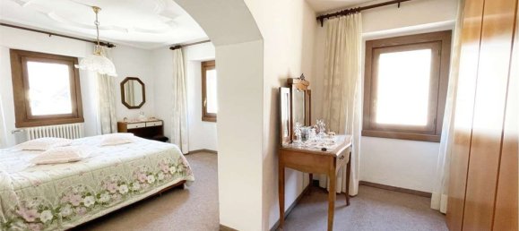 Дом с 7 комнатами в Прата Кампортаччо, Италия № 168073 19