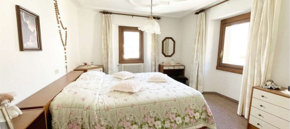 Дом с 7 комнатами в Прата Кампортаччо, Италия № 168073 21