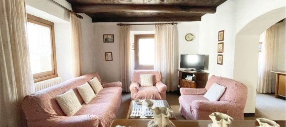 Дом с 7 комнатами в Прата Кампортаччо, Италия № 168073 6