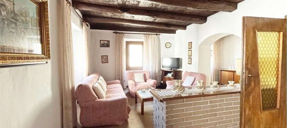 Дом с 7 комнатами в Прата Кампортаччо, Италия № 168073 7