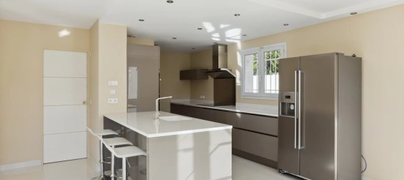 5 bedrooms Villa in Var, France No. 1978 4