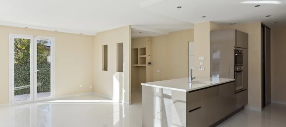 5 bedrooms Villa in Var, France No. 1978 5