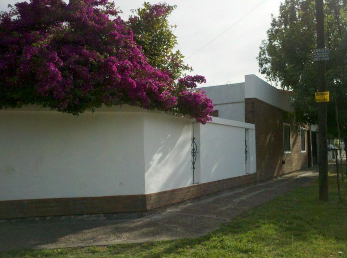 3 bedrooms House in Moron, Argentina No. 15310