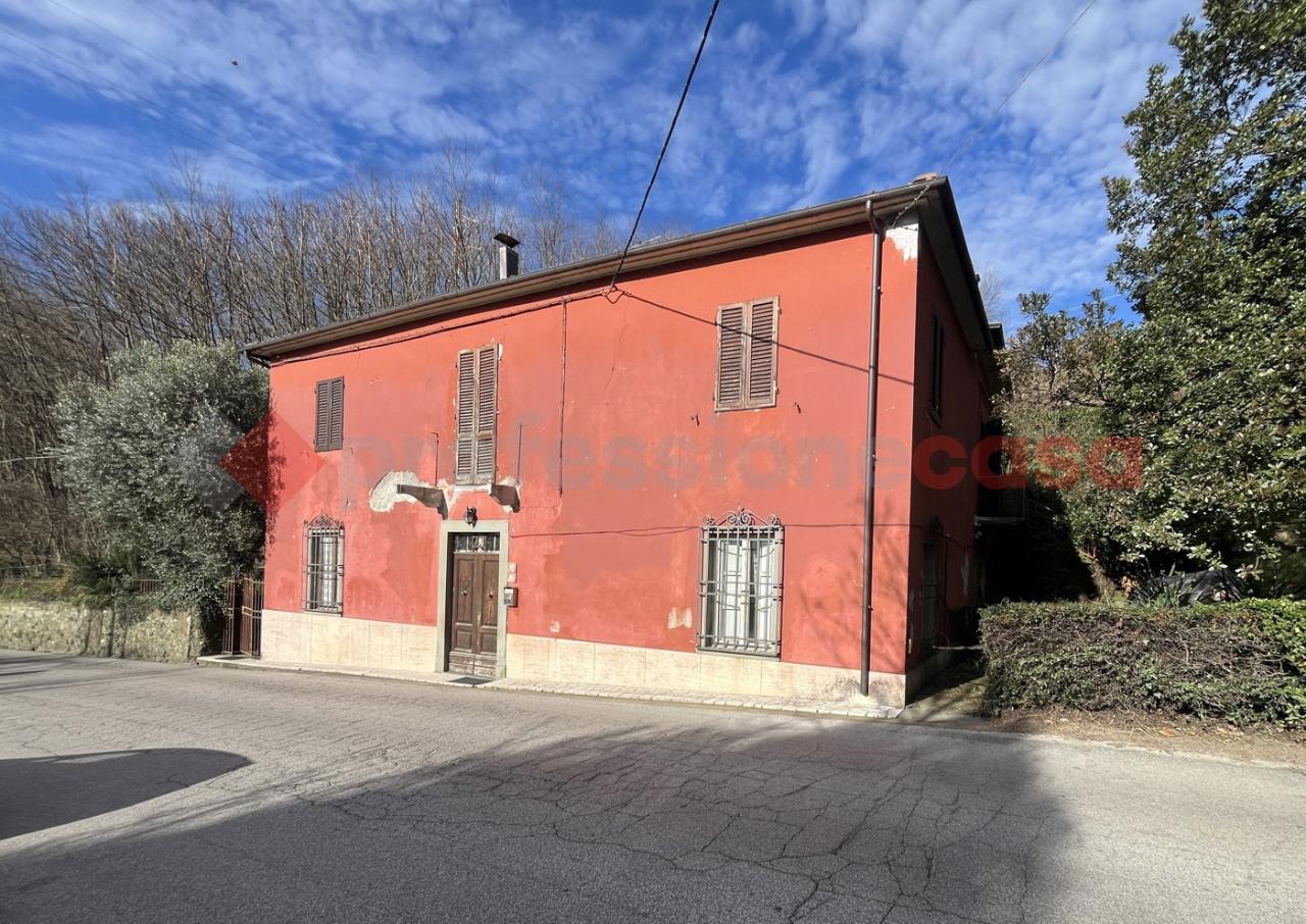 6 rooms House in Barga, Italy No. 137587
