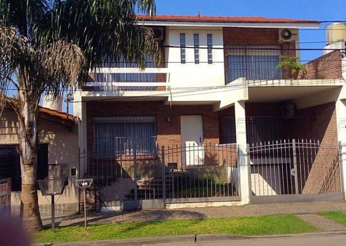 Дом с 4 спальнями в Морон, Аргентина № 62970