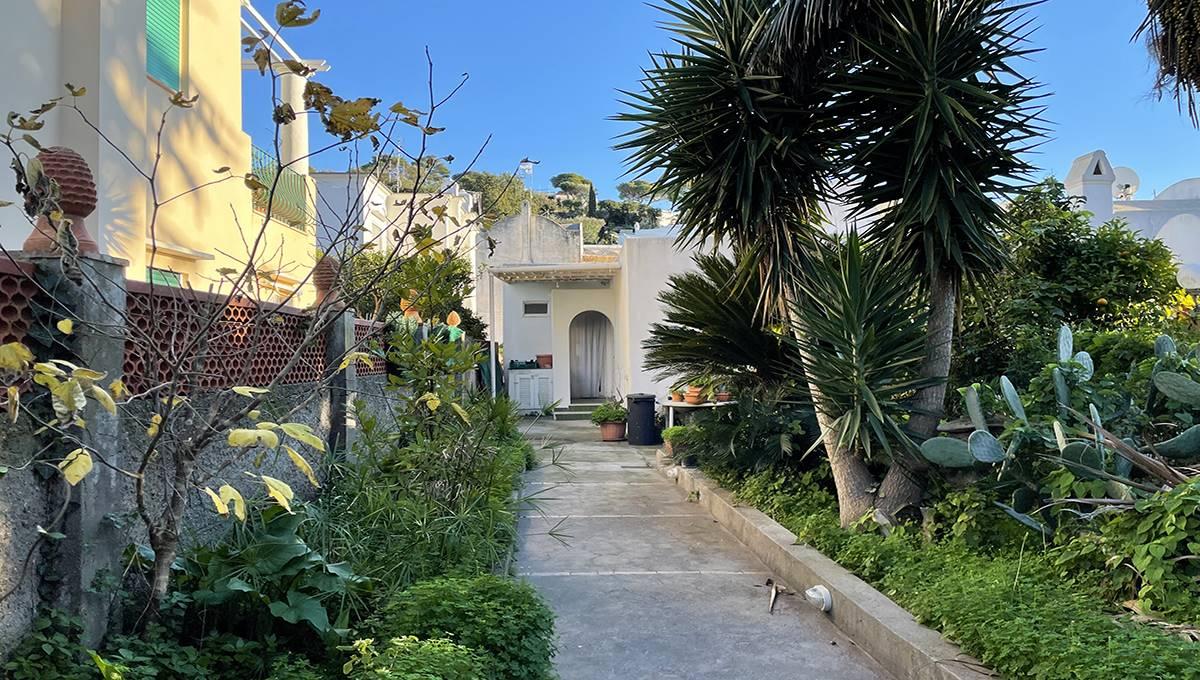 5 rooms Apartment in Capri, Italy No. 111220
