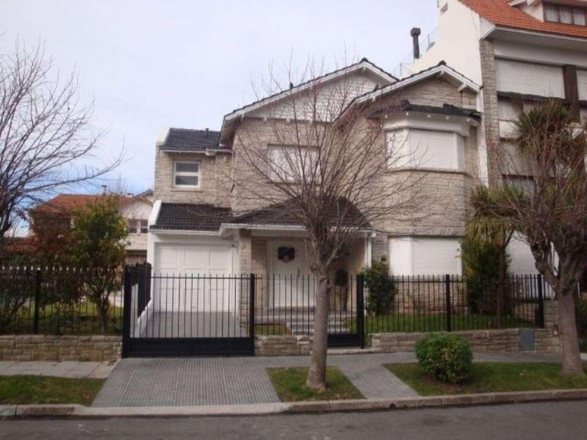 4 bedrooms House in Mar del Plata, Argentina No. 83754