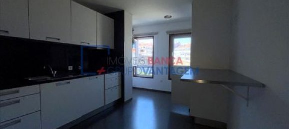 3 bedrooms Apartment in Porto, Portugal No. 214159 9