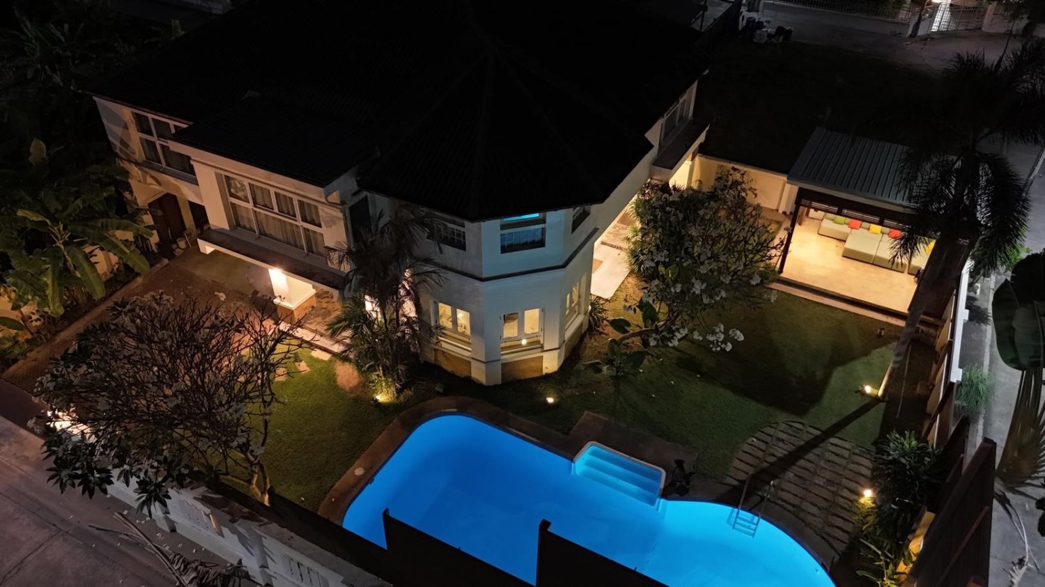 4 bedrooms Cafe / restaurant in Bangkok, Thailand No. 21727