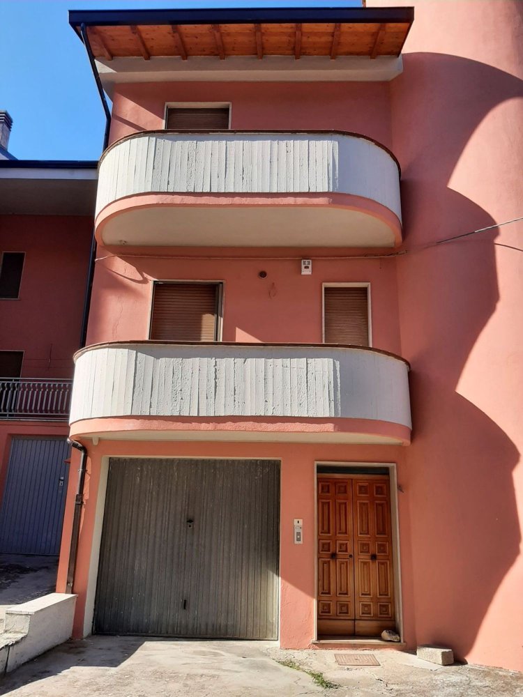 7 rooms House in Luco dei Marsi, Italy No. 134013