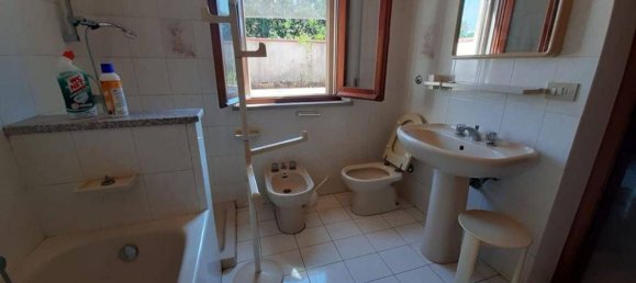 Casa de 12 habitaciónes en Alanno, Italy No. 79086 19