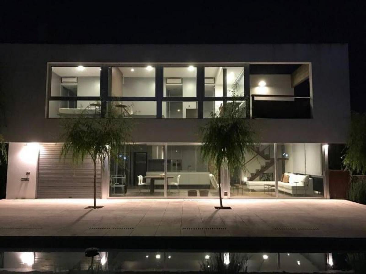 2 bedrooms House in Berazategui, Argentina No. 70705