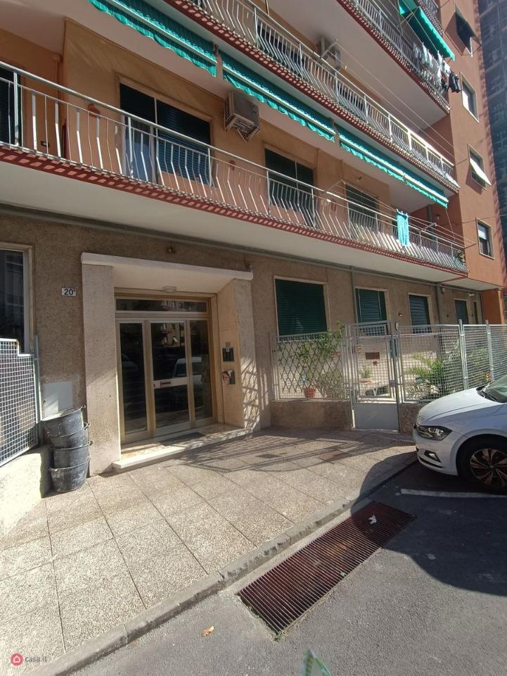 4-salle Appartement à Genoa, Italy No. 232036